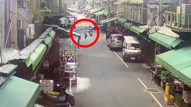 三重命案的丈夫在行凶后，抱着儿子离开最后身影。（翻摄画面）