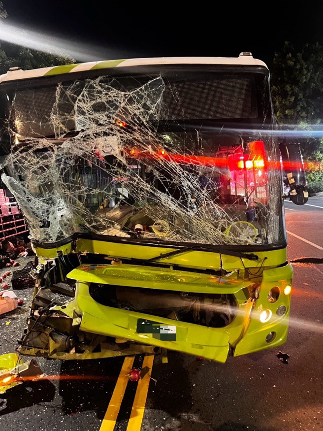 公車司機疑似恍神撞擊路邊並排的貨車，造成3人受傷送醫。（翻攝畫面）