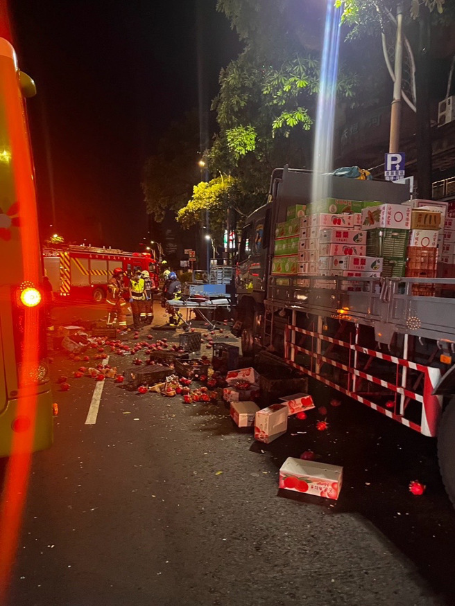 公車司機疑似恍神撞擊路邊並排的貨車，造成3人受傷送醫。（翻攝畫面）