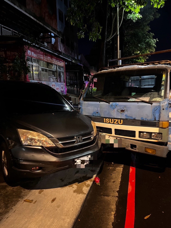 公車司機疑似恍神撞擊路邊並排的貨車，造成3人受傷送醫。（翻攝畫面）