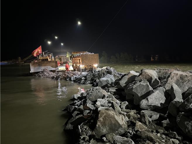 圖為7月8日晚間，團洲垸決口封堵合龍。（界面新聞）