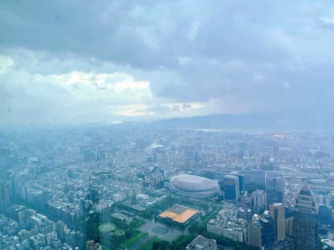 田中千繪帶雨天帶友人去台北101看到神聖美景。（圖／翻攝自田中千繪Tanaka Chie FB）