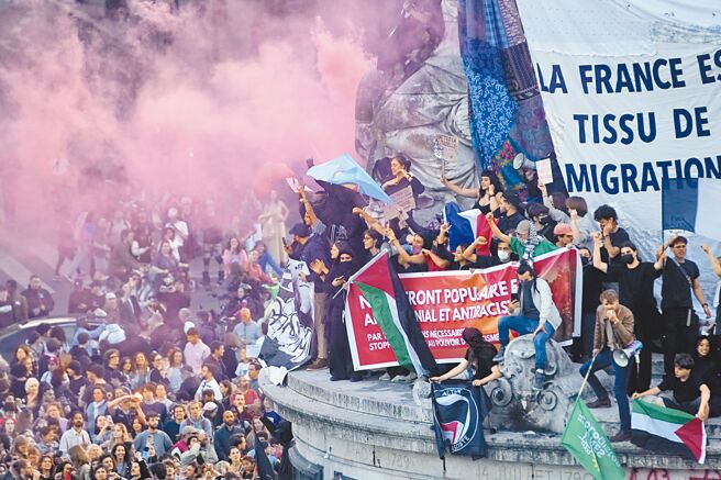 法国7日举行国会第二轮选举，左翼联盟意外胜出成最大党，首轮投票领先的极右派惨遭滑铁卢，排名第3。（美联社）