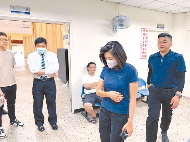 台南市议员林依婷（右二）8日中午配合检警相验现身台南市立殡仪馆。（洪荣志摄）