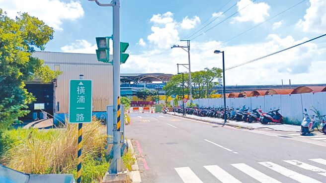 桃園機場捷運A15大園站周邊停車位不足，市府交通局計畫在橫湳一路新建「大園區停二立體停車場」。（呂筱蟬攝）