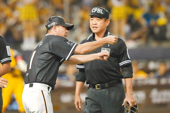 中华职棒7日在台北大巨蛋举办中信兄弟对统一7-ELEVEn狮之战，3局上中信兄弟岳政华轰出2分打点全垒打，由于白色系座椅发生「吃球」情况，引发落点争议，统一7-ELEVEn狮队总教练林岳平（左）不满电视辅助判决后仍维持原判决，大动作上前抗议。（本报资料照片）
