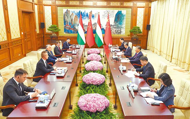 大陸國家主席習近平8日在釣魚台國賓館會見匈牙利總理歐爾班。（新華社）