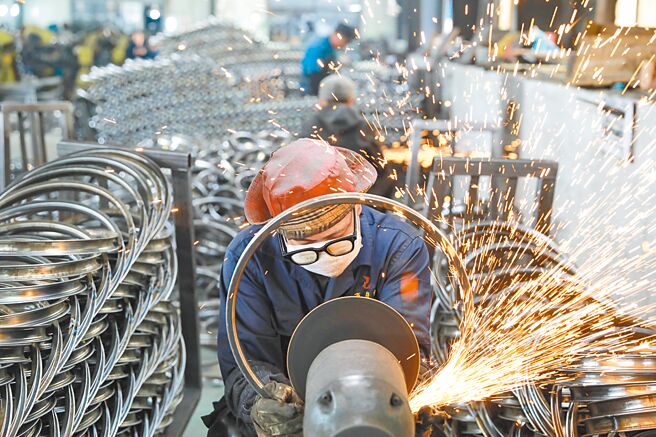 大陸經濟專家普遍認為，今年上半年GDP成長速度可能高於全年目標，下半年提振內需至關重要。圖為浙江杭州一外貿企業工廠。（新華社）