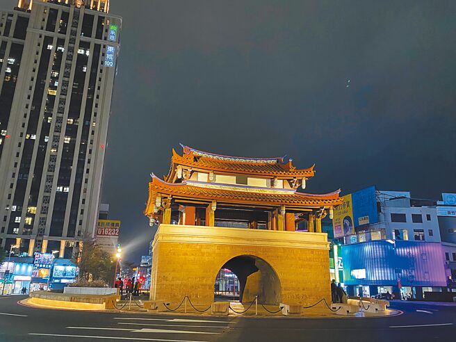 新竹市政府2024年將持續推動「舊城商圈再造復興計畫」。（陳育賢攝）