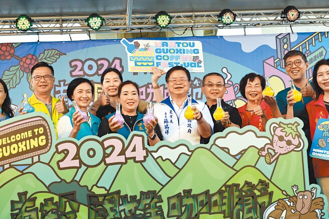 国姓乡乡长邱美玲（左四）8日主持「仲夏跑咖、啡嚐不可」宣传记者会，邀民眾周末至桥耸云天咖啡游乐园逛展、看表演、饮咖啡、玩体验，消费满500元可参加抽奖。（杨静茹摄）