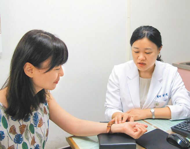 卫福部立南投医院中医师赖卉莲（右）指出，夏季三伏天可搭配辛温祛寒药物，改善阳虚体质，今年7月中至8月下旬都是治疗好时机。（南投医院提供／杨静茹南投传真）
