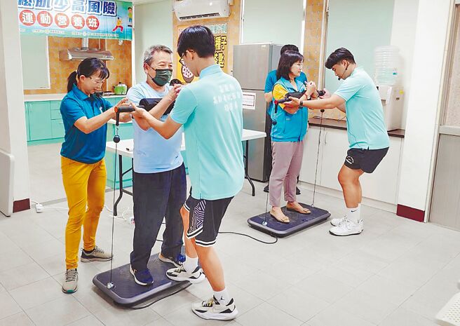 嘉義縣衛生局率全台之先，針對被檢出高風險民眾開辦「骨鬆肌少高風險運動營養班」，教民眾如何正確做重訓、營養飲食，盼民眾能因此維持運動習慣，改善骨鬆肌少症狀。（嘉義縣政府提供／呂妍庭嘉義傳真）
