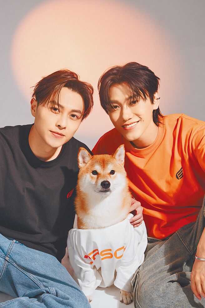 邱胜翊（左）当弟弟邱宇辰的金主，支持他成立个人品牌。（CHRISCHIU提供）