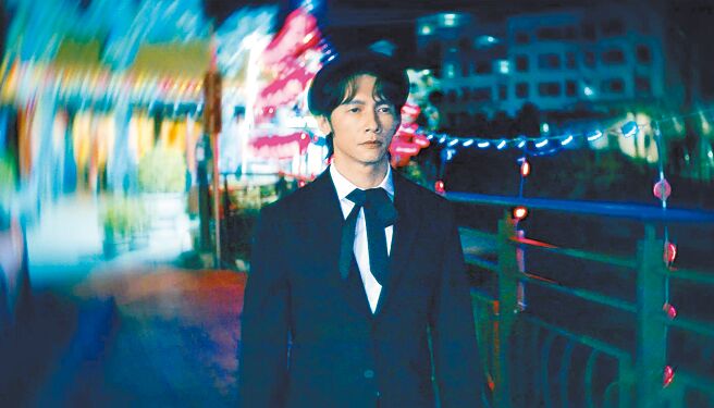 温昇豪在推廣影片化身假人模特兒走出櫥窗，帶領觀眾進入電影世界。（桃影提供）