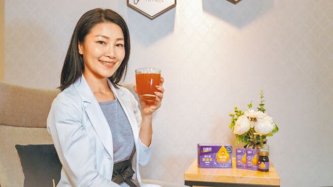 營養師余朱青建議，身體基礎保養應從平時養護，尤其葉黃素晶亮保養並非一日有感，建議持續補充。（白蘭氏提供）