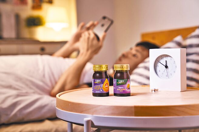 白蘭氏葉黃素精華飲平均每10秒賣出1罐，總銷售量達2800萬罐，等同於4400座101的高度。（白蘭氏提供）