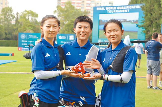 雷千瑩（中）跟邱意晴（左）、李彩綺攜手出征巴黎奧運。（中華民國射箭協會提供）