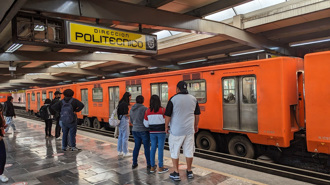 AV女優地鐵激戰2男 車廂內「真槍實彈」嚇跑乘客