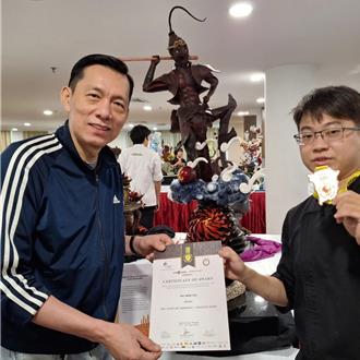 義守大學奪BOTC國際廚藝賽銅牌 雕塑巧克力孫悟空栩栩如生