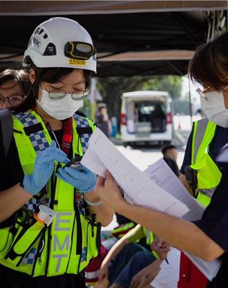 護理師發揮所學投身花蓮義消 助緊急救護獲志工菁英獎肯定