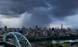 雷雨狂轟！松山機場暫停地面作業1小時 航班延誤