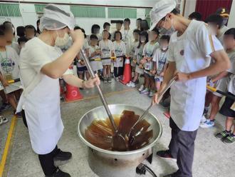 台南「冰糖奇緣夏令營」啟動 50學童齊聚善化糖廠體驗炒黑糖