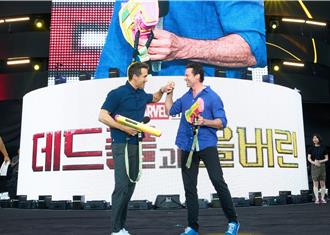 死侍與金鋼狼台上互噴！萊恩辣妻狂虧：你麻煩大了