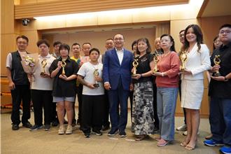 11年无怨无悔照顾失智母亲 新北孝行楷模获表扬