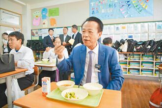 翁章梁日本賣鳳梨 與學子吃午餐