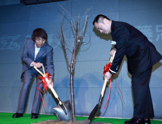 龙巖墓园于2009年宣告与安藤忠雄合作，要打造光之系列灵骨塔，开卖多年却始终没有建成。（图／报系资料照）