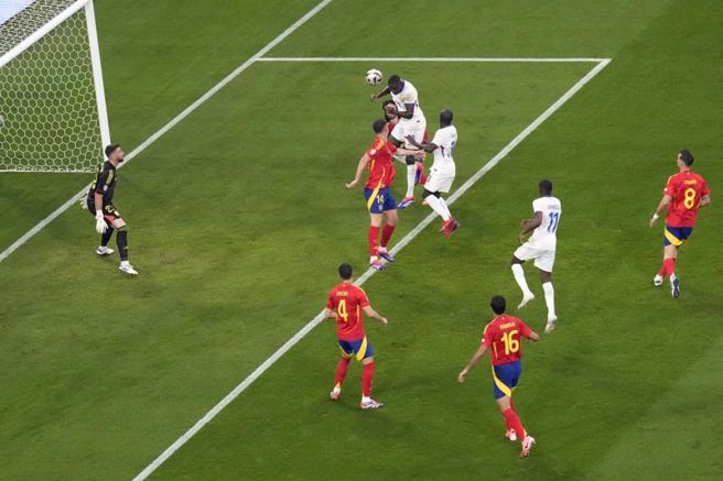 法国中锋穆阿尼头槌破门。（美联社）