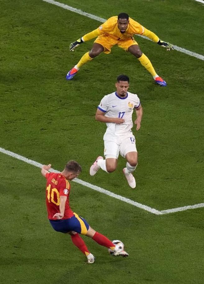 西班牙欧莫在球门区外射门得分。（美联社）