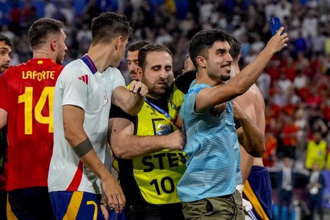 西班牙獲勝時，又有球迷闖入場內拍照。（美聯社）