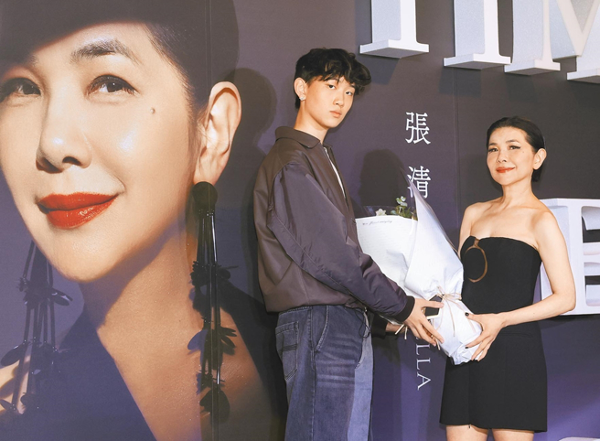 去年张清芳演唱会庆功宴上，大儿子Nathan上台献花。（图／中时资料照）