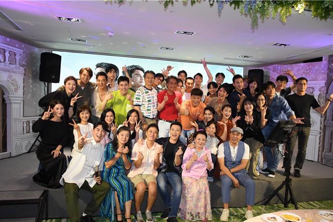 数十位演员9日晚间一起出席《天道》杀青酒。（三立提供）