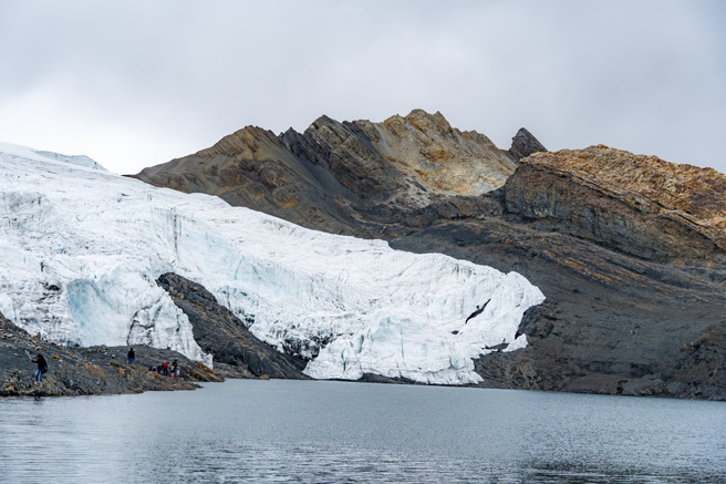 美国一名59岁登山客在2002年攀登秘鲁最高峰时遭遇雪崩，近日雪融化后，他的遗体才终于重见天日。（图为瓦斯卡兰山：Shutterstock／达志）