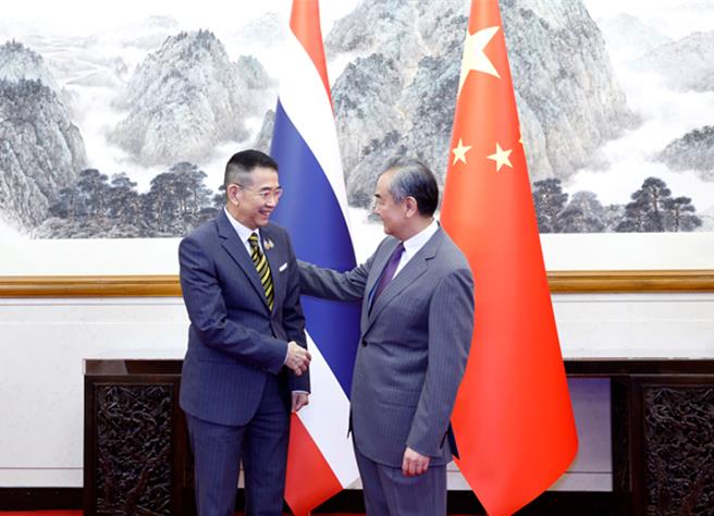 大陆外交部长王毅（右）9日与泰国外长马里斯举行中泰外长磋商机制第二次会议。（图／取自大陆外交部官网）