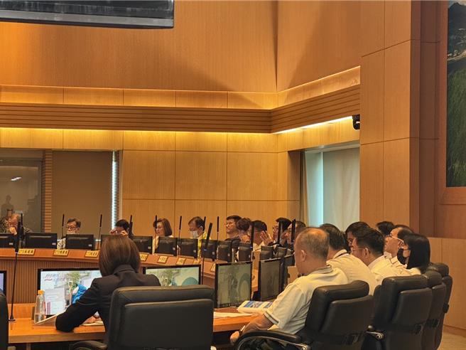 新北市青年局今（10）日在市政会议提到，青年局以「Turn Passion into Action」推动包含提升青年公共议题兴趣的「社会青年」、专注创新科技的「未来青年」、提升艺文与设计才能的「创意青年」，盼以三方向政策辅佐新北青年茁壮。（柯毓庭摄）