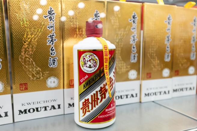 有大陸「國酒」之稱的茅台價格下跌，有人認為摜蛋負有一定責任。對此，港媒直指，茅台賣不動的根本原因是經濟下行。(圖：shutterstock／達志)