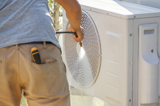 网友每天吹冷气6小时，好奇这样会比开整天更省吗，引起讨论。（示意图：shutterstock／达志）