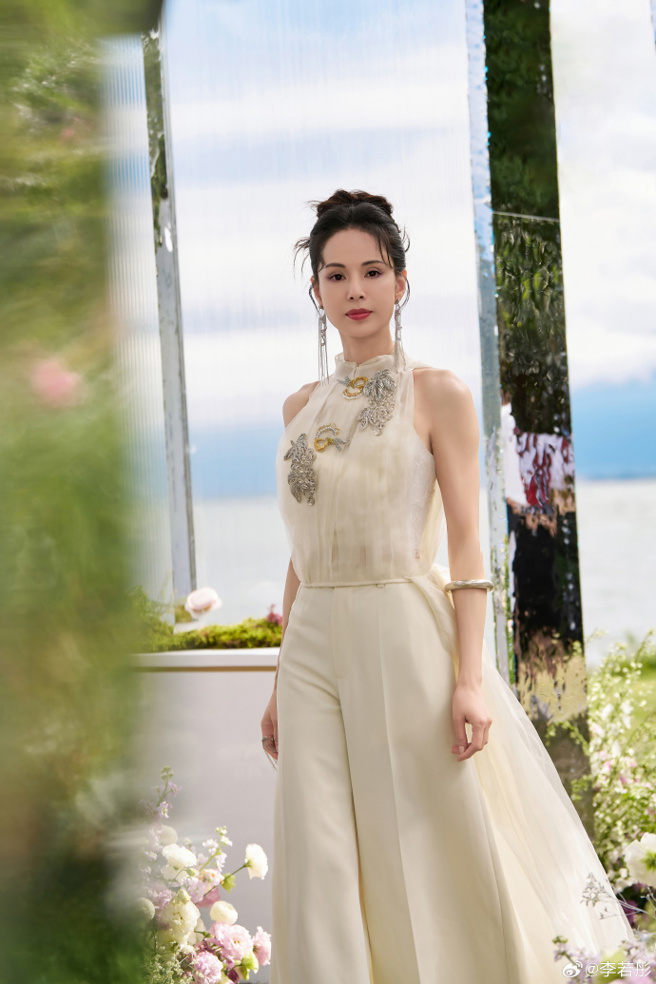 李若彤至今身材維持得相當好。（圖／翻攝自微博）