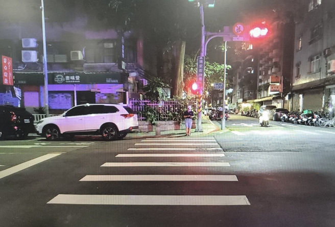 國民黨立委賴士葆9日晚間開車行徑大安區時，不慎撞傷2名行人。（圖 / 劉詠韻翻攝）