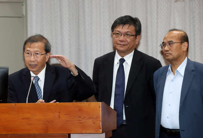 立法院教育及文化委员会10日审查「核子反应器设施管制法第6条条文修正草案」，核能安全委员会主委陈东阳（左起）、台电公司董事长曾文生、经济部次长连锦漳备询。（刘宗龙摄）