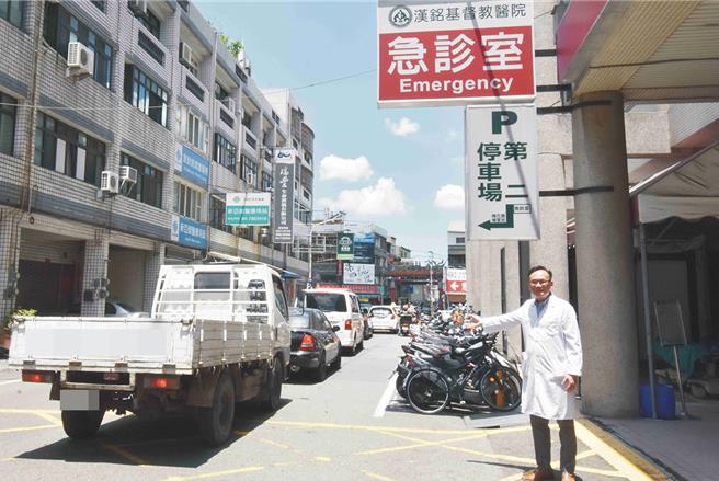 汉基医院院长陈志辉表示，目前位于巷内的汉基急诊，因道路道路宽度问题，遇上红灯就会影响护车动线及紧急救护。（彰基提供／孙英哲彰化传真）