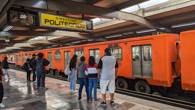 墨西哥一名AV女优公然在地铁内和2名男子「激战」，一旁乘客全都吓傻，急忙逃离现场。（示意图：Shutterstock／达志）