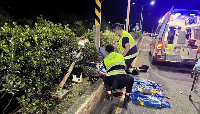 王男騎大型重機不慎自撞分隔島，導致全身多處骨折送醫不治。（翻攝畫面）