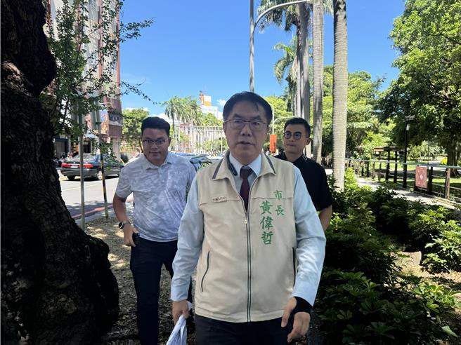 台南市長黃偉哲（前）針對林士傑遇害，強調希望盡快將凶手繩之以法，還給台南安寧。（曹婷婷攝）