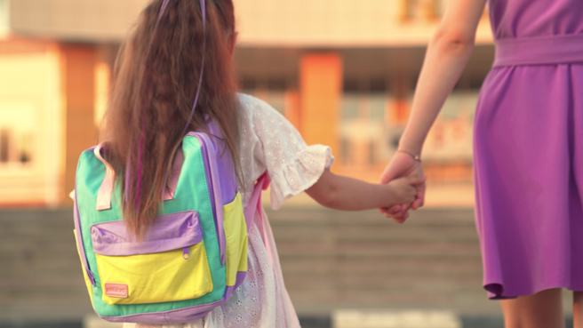 一名家長控訴，孩子已經流感康復，回幼兒園上課卻被老師排擠，規定到教室外吃飯。（示意圖：shutterstock／達志）