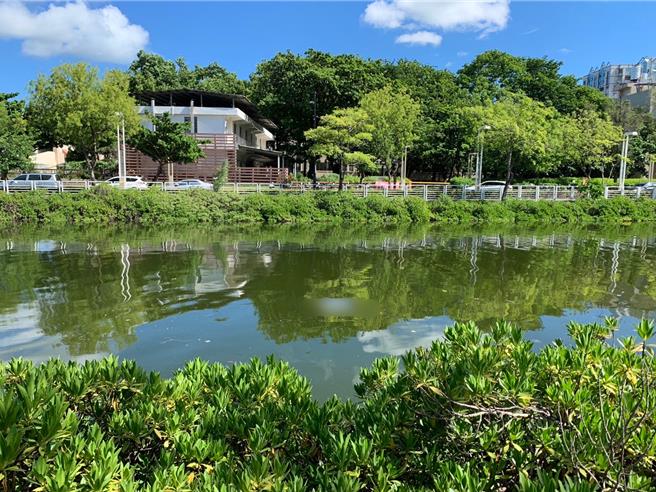 高雄愛河流域清潔隊員發現河面上有人體，警消打撈後確認已死亡，身上沒有外傷與打鬥痕跡，詳細落水原因有待進一步釐清。（警方提供／任義宇高雄傳真）