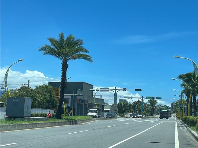 花蓮193縣道北濱外環道至花蓮大橋段行車速限低且不一，造成許多用路人不慎超速收到罰單，引發民怨。（羅亦晽攝）